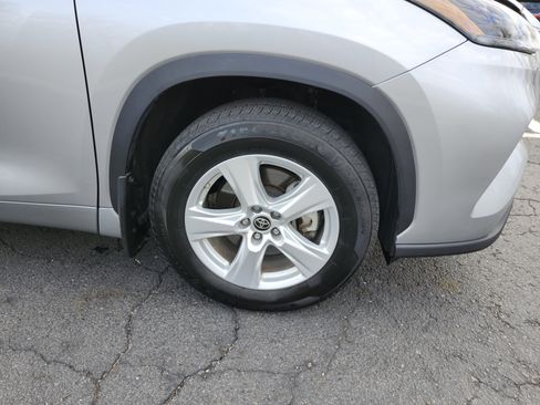 Used 2023 Toyota Highlander LE AWD/4WD image 12