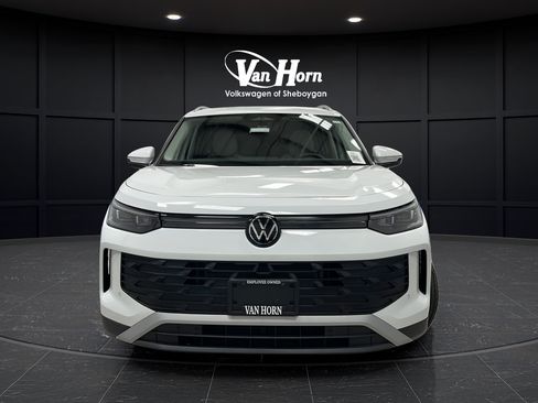 Used 2025 Volkswagen Tiguan SE AWD/4WD image 2