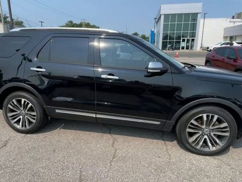 Used 2018 Ford Explorer Platinum AWD/4WD image 3