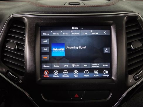 Used 2020 Jeep Cherokee Trailhawk AWD/4WD image 25