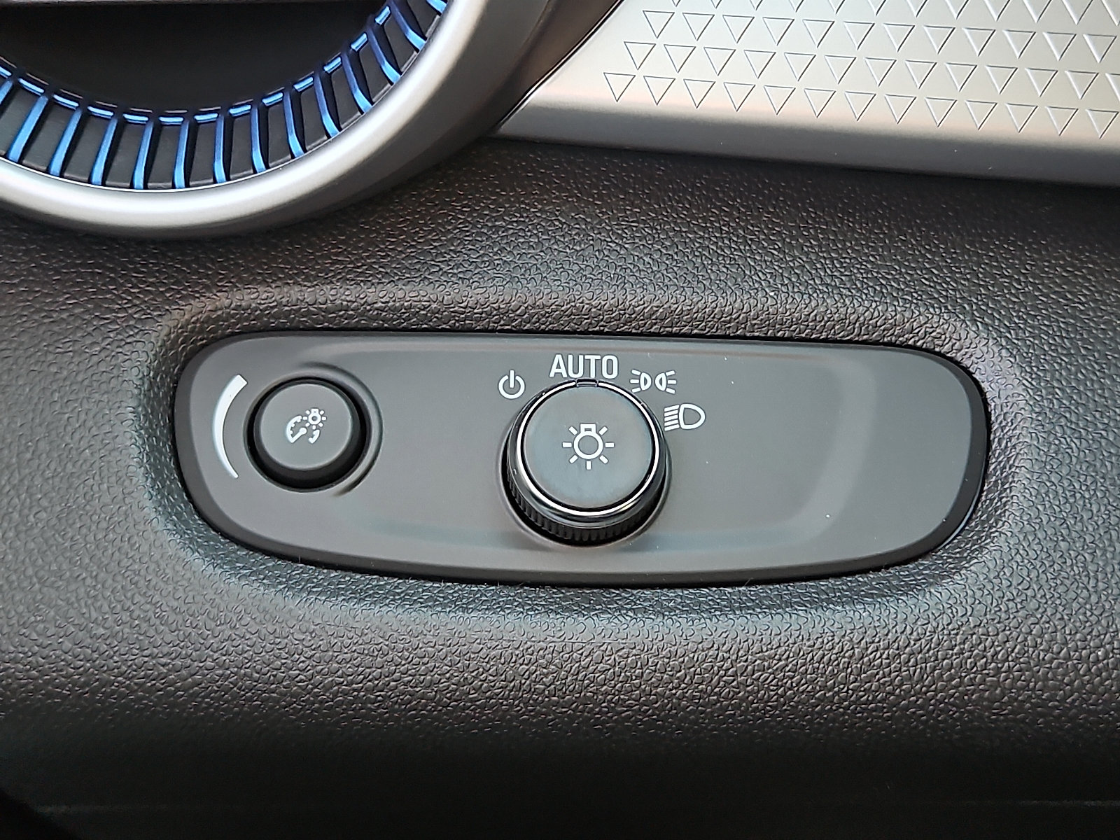 New 2026 Chevrolet Trax LS w/ LS Convenience Package FWD image 15