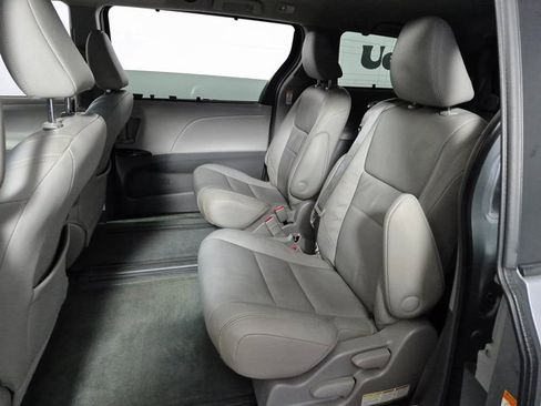Used 2017 Toyota Sienna XLE image 14