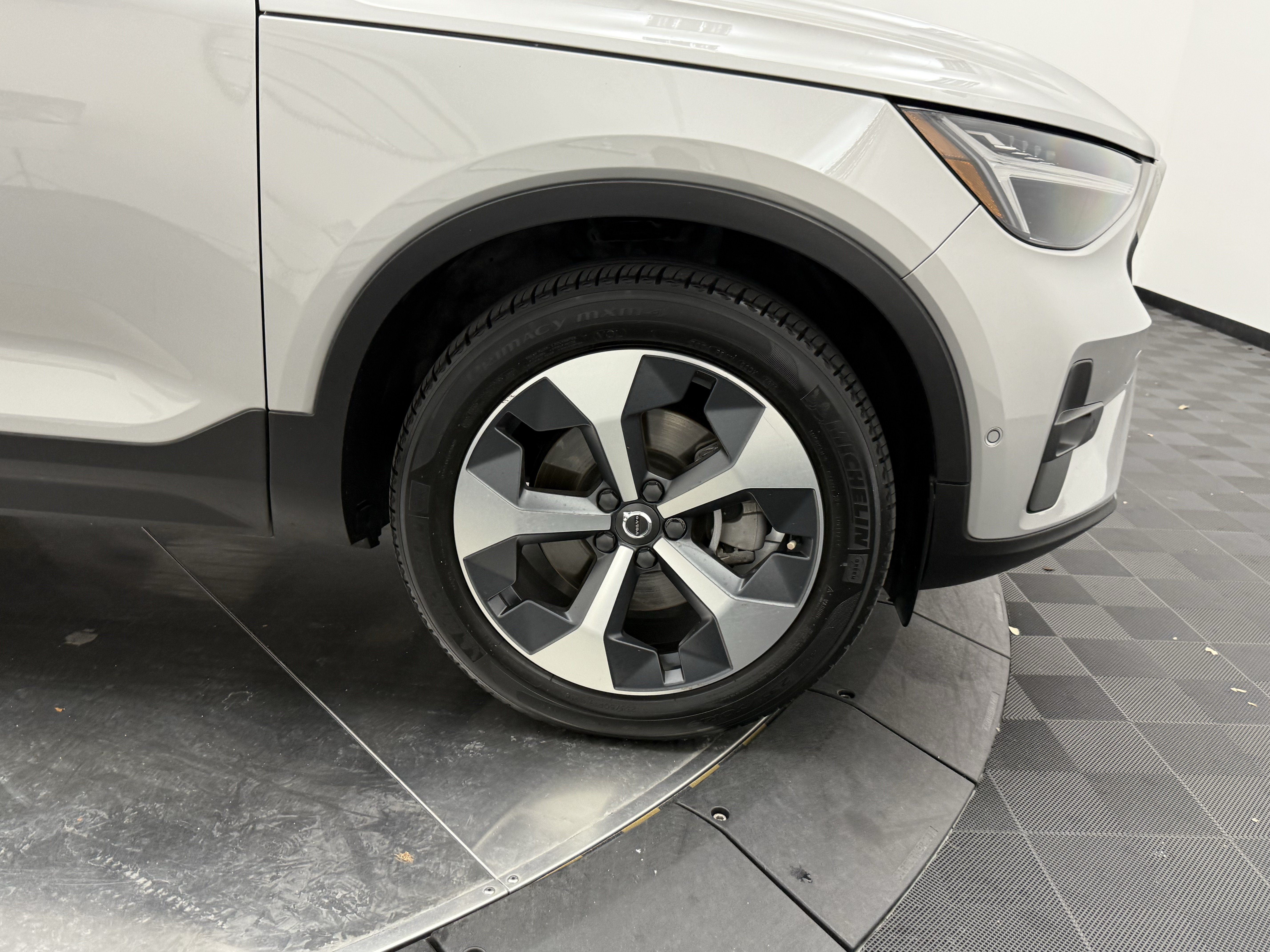Certified 2023 Volvo XC40 B5 Plus w/ Driver Assist Package AWD/4WD image 9