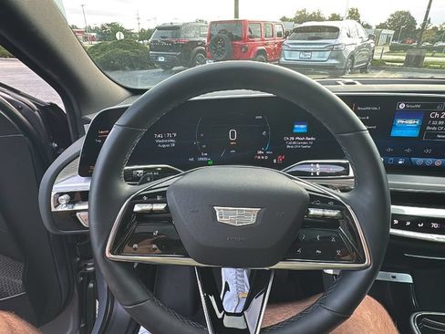 Used 2025 Cadillac Lyriq Luxury AWD/4WD image 16