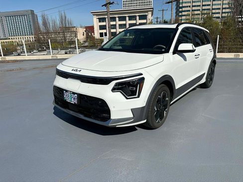 Used 2024 Kia Niro Wave w/ Wave Preserve Package image 1