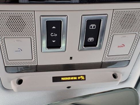 Used 2025 Land Rover Defender 110 X-Dynamic SE image 19