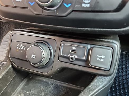 Used 2023 Jeep Renegade Latitude AWD/4WD image 19