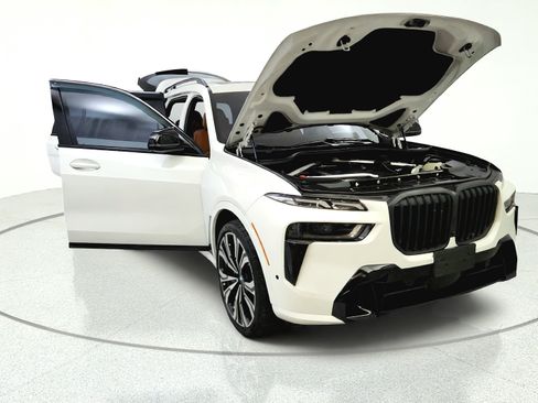 Used 2023 BMW X7 xDrive40i w/ M Sport Package AWD/4WD image 9