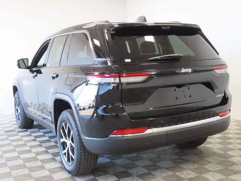 Used 2025 Jeep Grand Cherokee Limited w/ Luxury Tech Group II RWD image 3