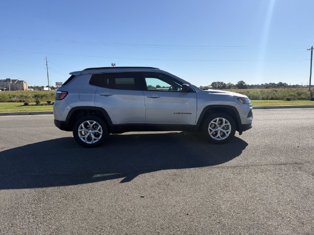 Used 2024 Jeep Compass Latitude AWD/4WD image 6