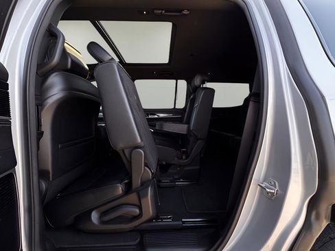 Used 2023 Jeep Wagoneer 4WD w/ Premium Group I image 32