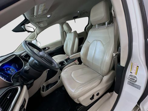 Used 2017 Chrysler Pacifica Touring-L image 13