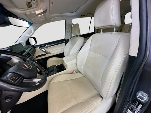 Used 2023 Lexus GX 460 Premium w/ Accessory Package image 13