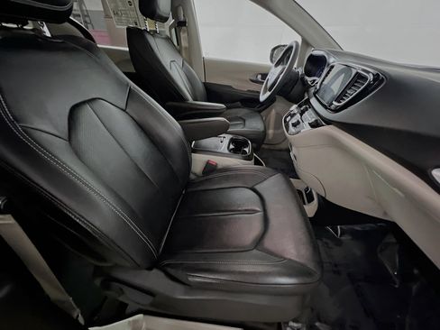 Used 2024 Chrysler Pacifica Touring-L FWD image 31