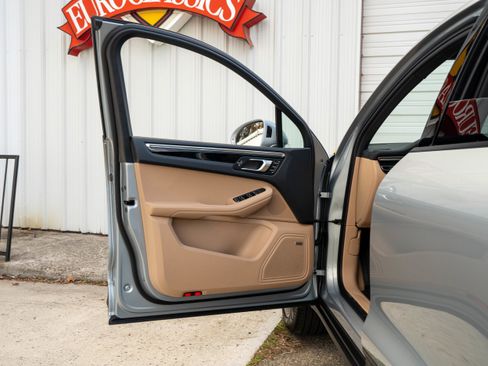 Certified 2025 Porsche Macan image 26