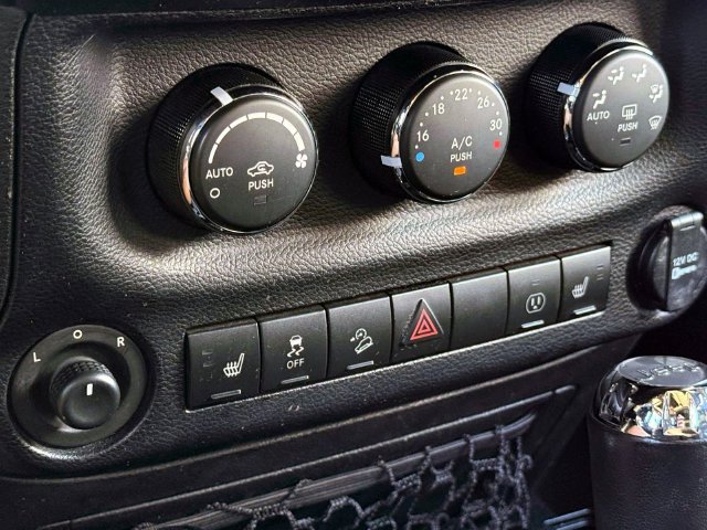 Used 2016 Jeep Wrangler Unlimited Rubicon w/ Connectivity Group AWD/4WD image 29