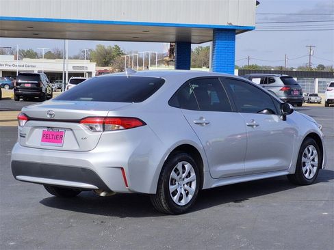 Used 2022 Toyota Corolla LE image 6
