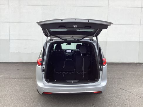 New 2026 Chrysler Pacifica Select image 8