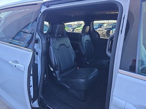 Used 2025 Chrysler Pacifica Select image 71