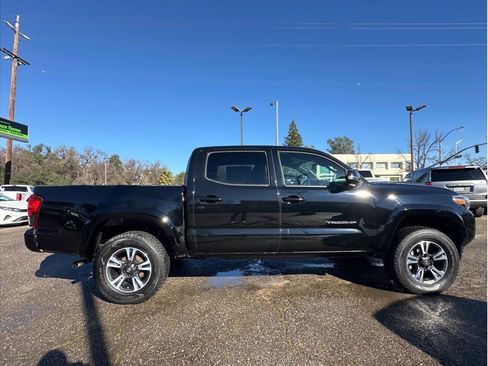 Used 2019 Toyota Tacoma TRD Sport image 9