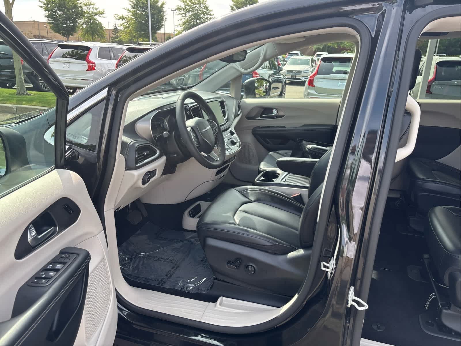 Used 2023 Chrysler Pacifica Touring-L FWD image 14