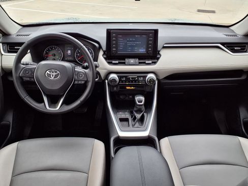 Used 2019 Toyota RAV4 XLE Premium FWD image 11