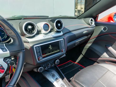 Used 2017 Ferrari California T RWD image 15
