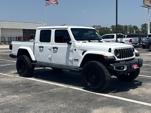 Used 2026 Jeep Gladiator Sport AWD/4WD image 3