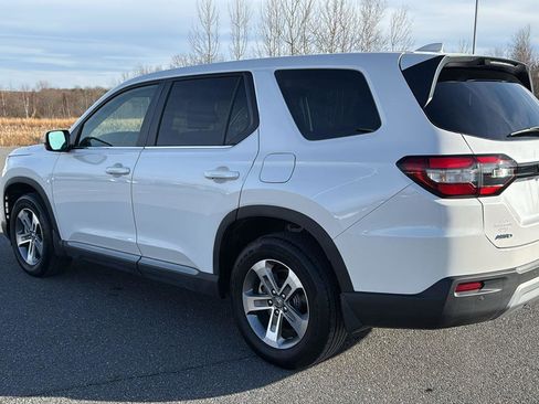 Used 2025 Honda Pilot EX-L image 10