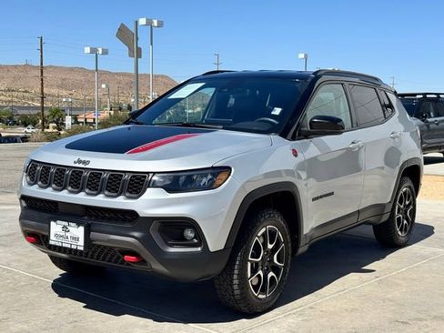 Used 2024 Jeep Compass Trailhawk AWD/4WD image 3