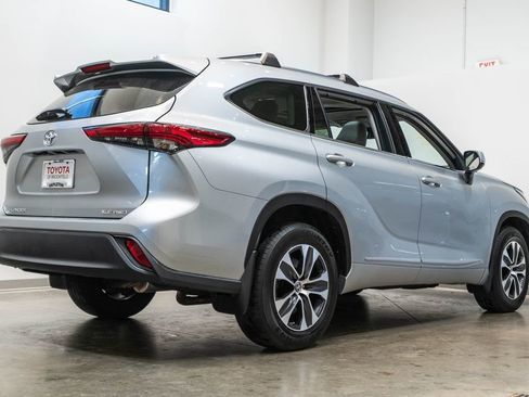 Used 2020 Toyota Highlander XLE AWD/4WD image 9