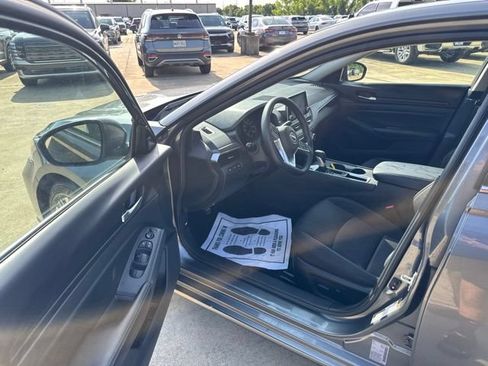 Used 2025 Nissan Altima 2.5 SV FWD image 10