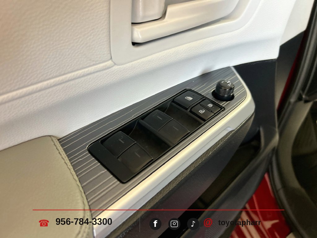 Used 2025 Toyota Sienna LE FWD image 21