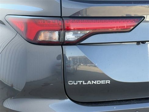 Used 2024 Mitsubishi Outlander SE image 6