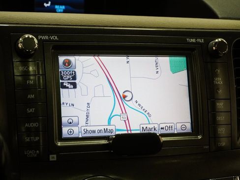 Used 2011 Toyota Sienna Limited w/ Premium Pkg image 31