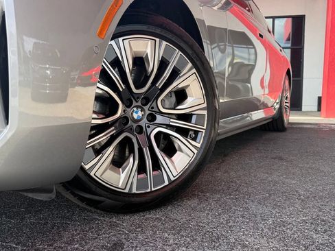 Used 2023 BMW i7 xDrive60 AWD/4WD image 2