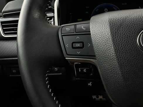 Used 2025 Toyota Camry SE image 35