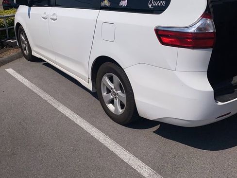 Used 2019 Toyota Sienna LE image 4