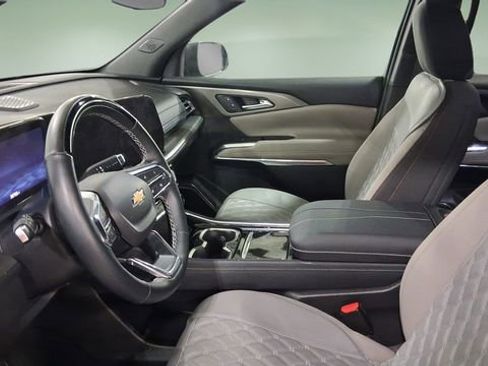 Used 2024 Chevrolet Traverse LT w/ Enhanced Driving Package image 9