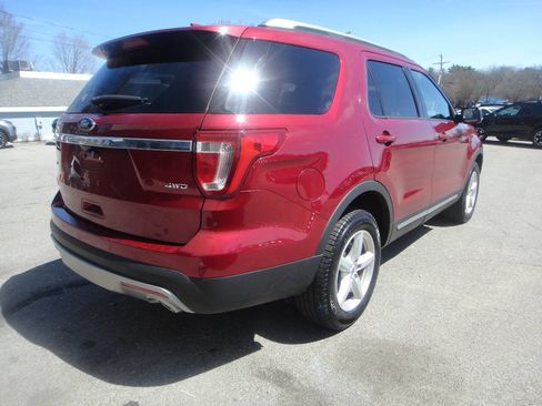 Used 2017 Ford Explorer XLT image 4