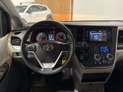 Used 2017 Toyota Sienna LE image 26
