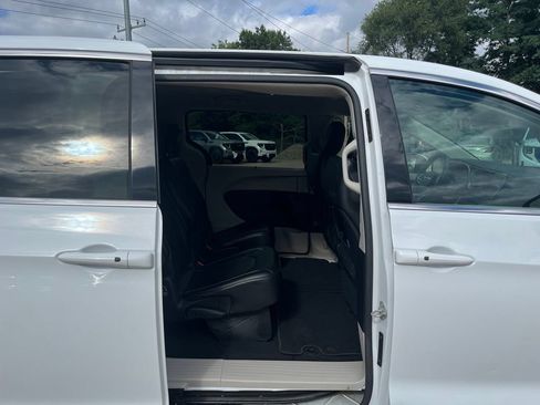 Used 2023 Chrysler Pacifica Touring-L FWD image 33