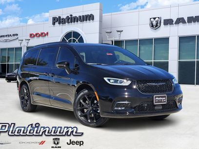 New 2026 Chrysler Pacifica Select w/ S Appearance Package