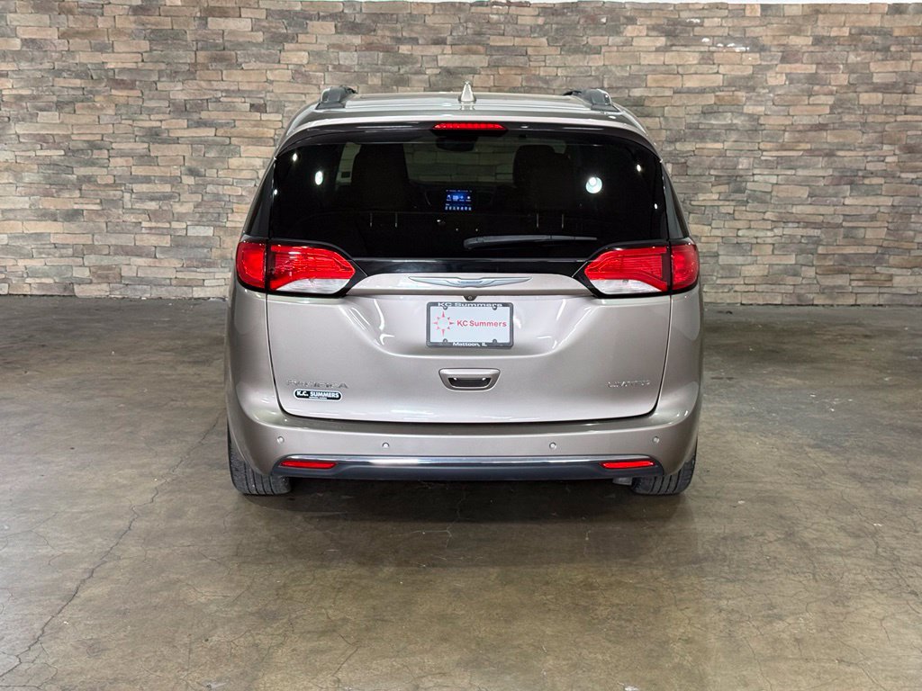 Used 2017 Chrysler Pacifica Limited w/ UConnect Theater Package FWD image 7