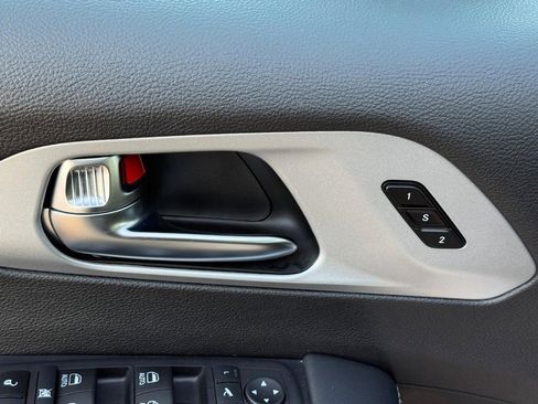 Used 2025 Chrysler Pacifica Limited image 19