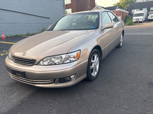 Used 2001 Lexus ES 330 FWD image 1