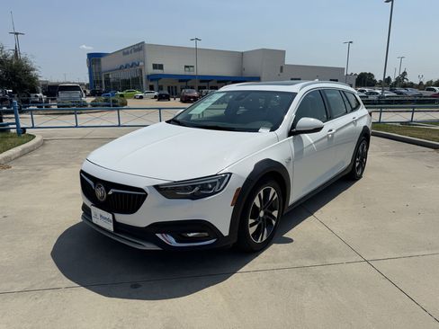 Used 2019 Buick Regal Essence w/ Driver Confidence Package I AWD/4WD image 4