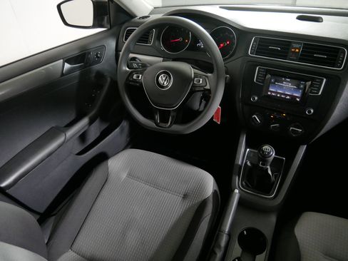 Used 2017 Volkswagen Jetta S image 9