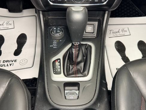 Used 2018 Jeep Cherokee Trailhawk w/ Comfort & Convenience Group AWD/4WD image 13