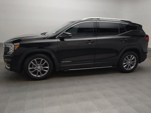 Used 2022 GMC Terrain SLT w/ LPO, 'HIT The Road' Package FWD image 2